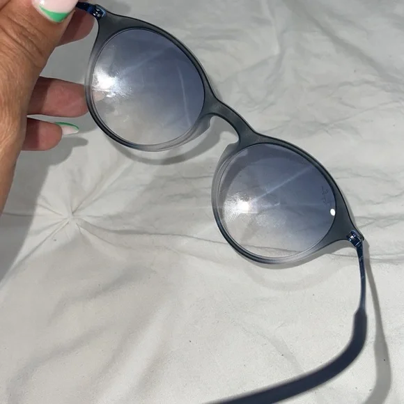 💙Sunglasses
Ray-Ban
RB-4243 - 6225/19 - Picture 9 of 15